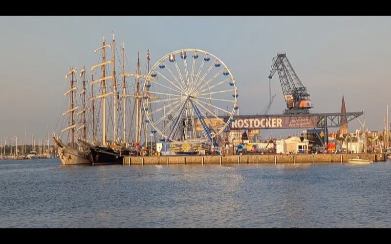 Pariserhjul och segelfartyg vid Stadthafen under Hanse Sail 2026