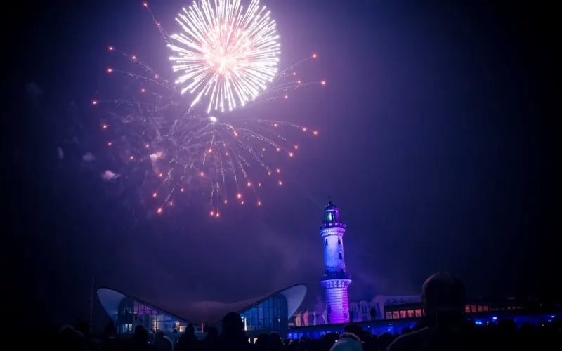 Fyrverkeri över fyren vid Warnemünder Turmleuchten