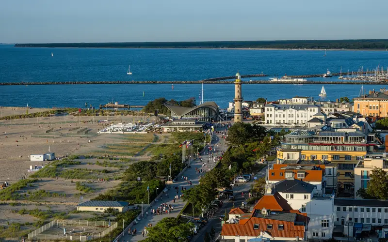 Promenaden i Warnemünde med fyren och Teepott