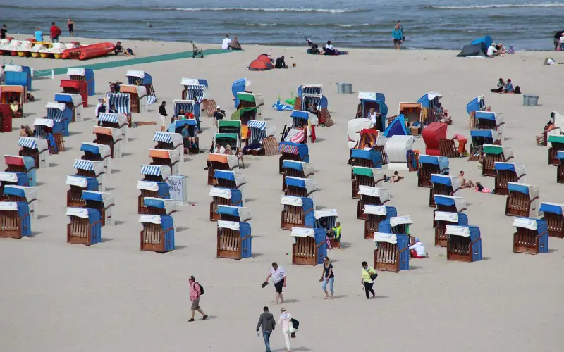 Strandkorgar på stranden i Warnemünde sedda från fyren