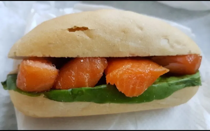 Fiskmacka med stremellax i Warnemünde