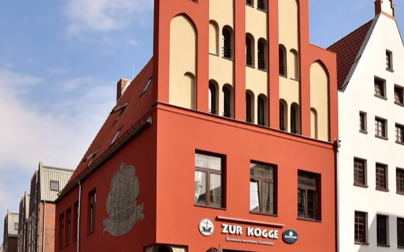 Fasaden på krogen Zur Kogge i Rostock