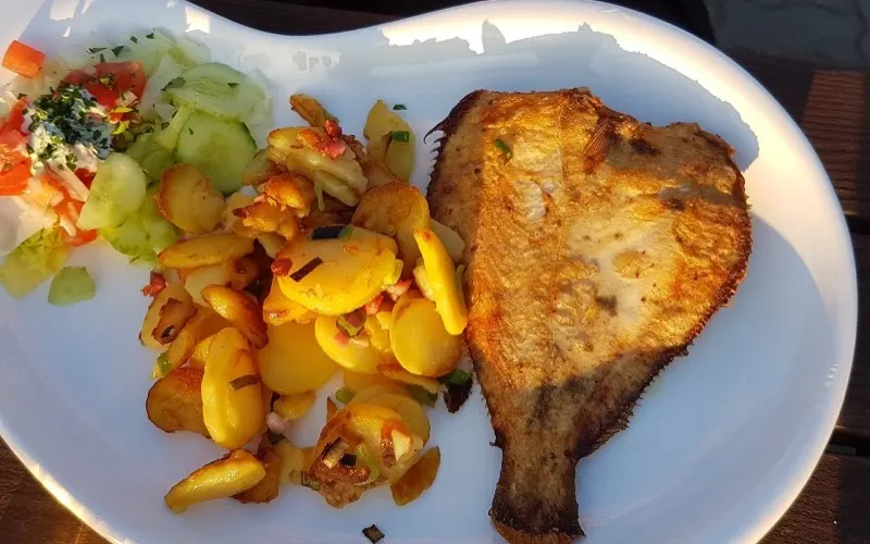 Stekt rödspätta med stekt potatis