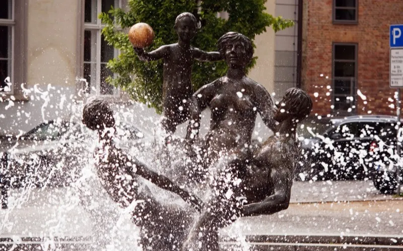 Brunnen der Lebensfreude på Universitätsplatz i gågatan i Rostock