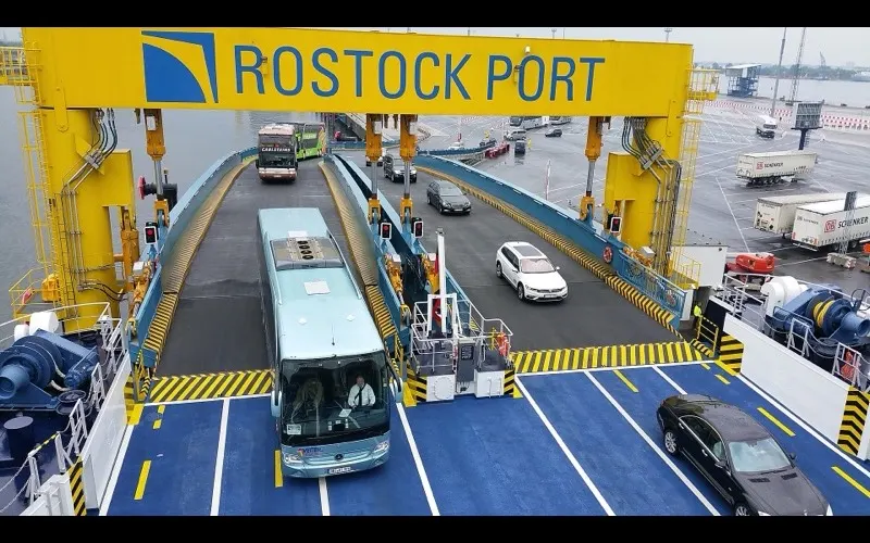 Bilar kör av färjan i Rostock Überseehafen