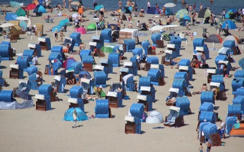 Strandkorgar på stranden i Warnemünde