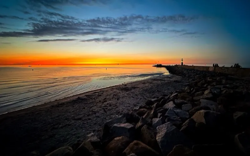 Westmole i Warnemünde i solnedgång